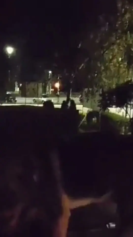 Kadr z nocnego nagrania testu syren z dodanymi efektami specjalnymi